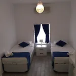 White And Blue לינה וארוחת בוקר 2*