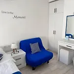 לינה וארוחת בוקר White And Blue
