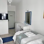 לינה וארוחת בוקר White And Blue בודרום