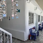 לינה וארוחת בוקר White And Blue 2*