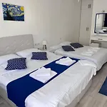 White And Blue לינה וארוחת בוקר