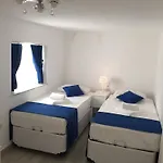 White And Blue לינה וארוחת בוקר 2*