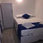 לינה וארוחת בוקר White And Blue