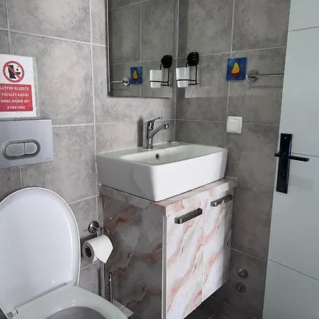 وايت أند بلو بودروم