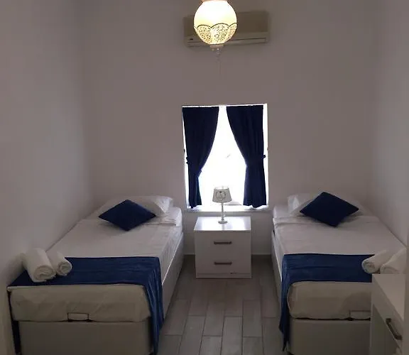 White And Blue Nocleg ze śniadaniem 2*