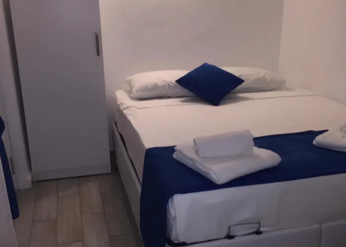 Bed & Breakfast White And Blue