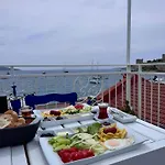 Bed and breakfast White And Blue 2*