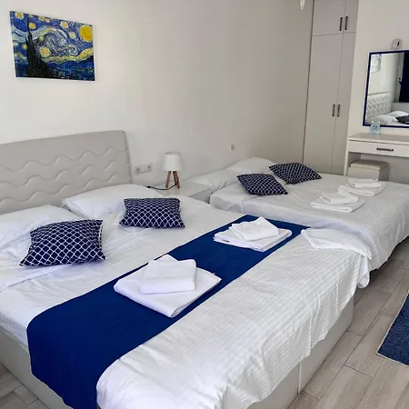 White And Blue Отель типа 