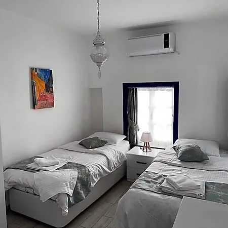 B&B White And Blue 2*