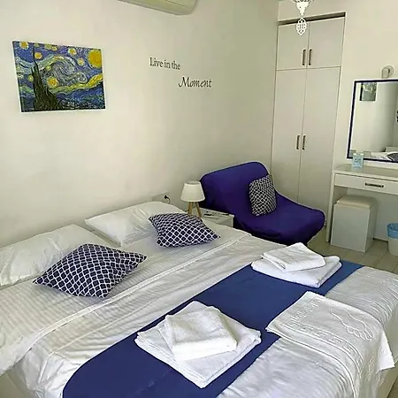 White And Blue B&B 2*