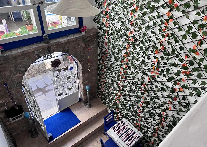 White And Blue Oda ve Kahvaltı 2*